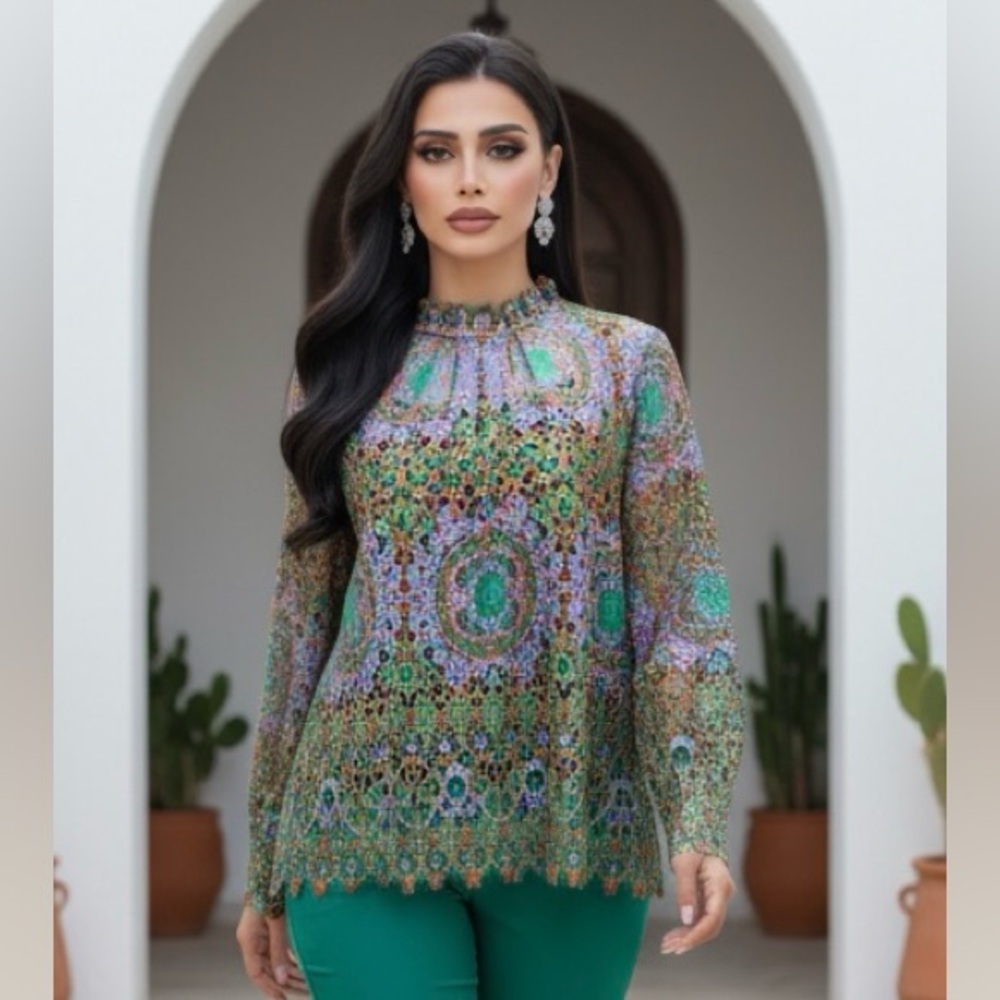 EUC The Korner SZ S green/red/blue lace top w/black detached camisole/bust 42”